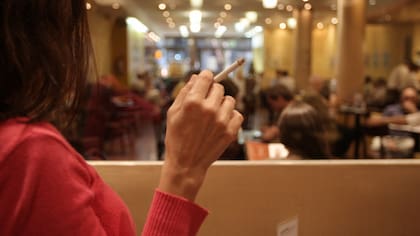 250 millones de mujeres fuman a diario