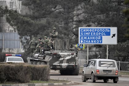 25/02/2022 Militares rusos montan un tanque en Armyansk, en el norte de Crimea. POLITICA Konstantin Mihalchevskiy / Sputnik / ContactoPhoto