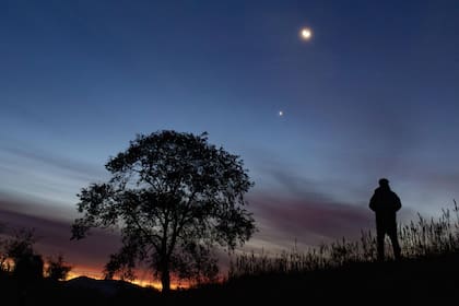 (250920) -- HARBIN, 20 septiembre, 2025 (Xinhua) -- Imagen del 19 de septiembre de 2025 del planeta Venus, la estrella Regulus en la constelación de Leo y una luna creciente en el cielo sobre la ciudad de Fujin de Jiamusi, en la provincia de Heilongjiang, en el noreste de China. (Xinhua/Qu Yubao) (jg) (rtg) (ce)