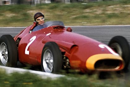 250F. Juan Manuel Fangio manejando su Maserati. El argentino le dio el único título en la F1 a la marca italiana