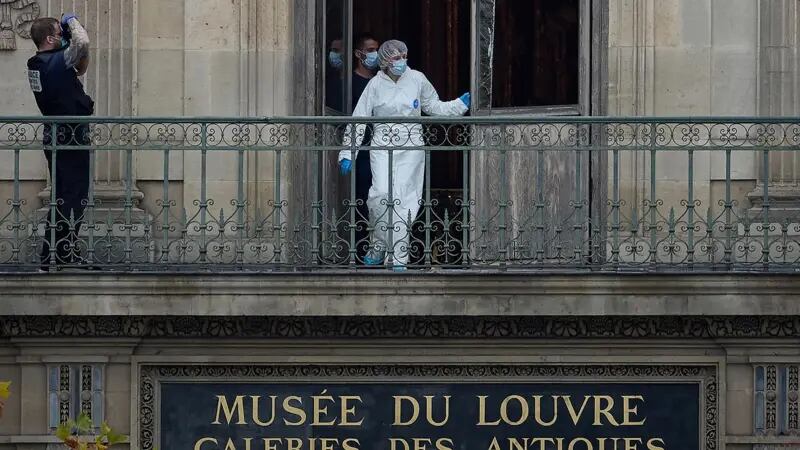 Los responsables del Louvre han admitido que las cámaras de seguridad no cubrían todo el exterior del edificio