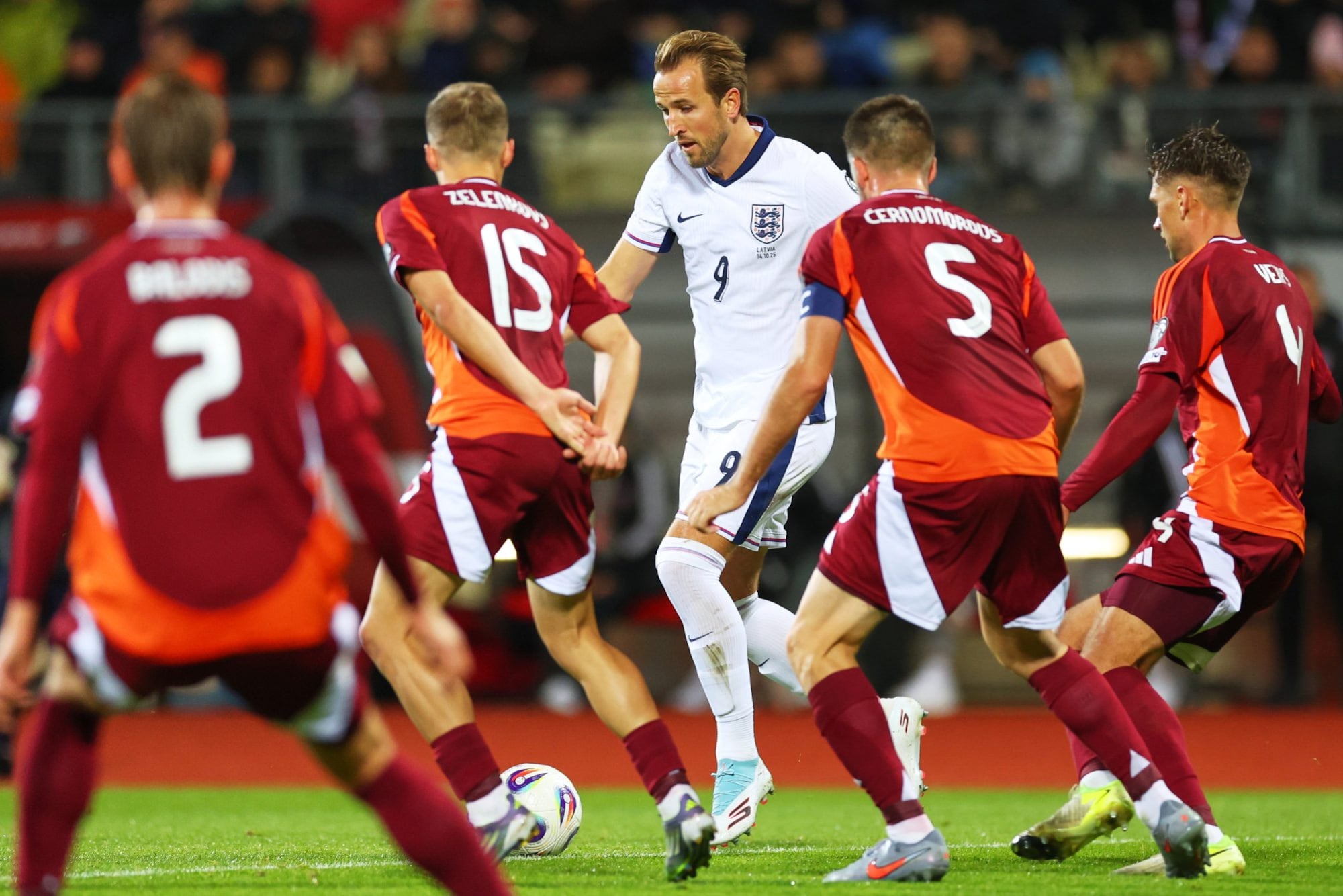 Rodeado por rivales, Kane maneja la pelota; el capitán alimenta la ilusión de Inglaterra y es su máximo anotador histórico, con 76 goles.