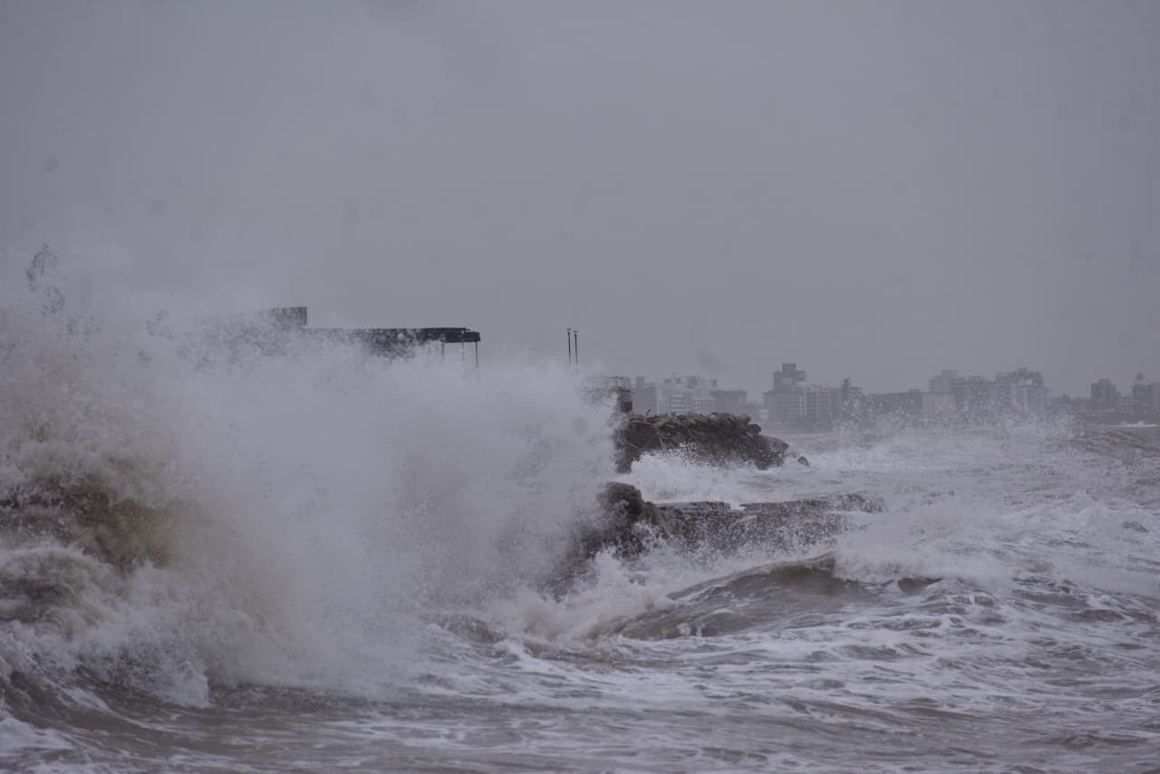 temporal de viento y olas de 5 metros en escolleras de Mar del Plata
