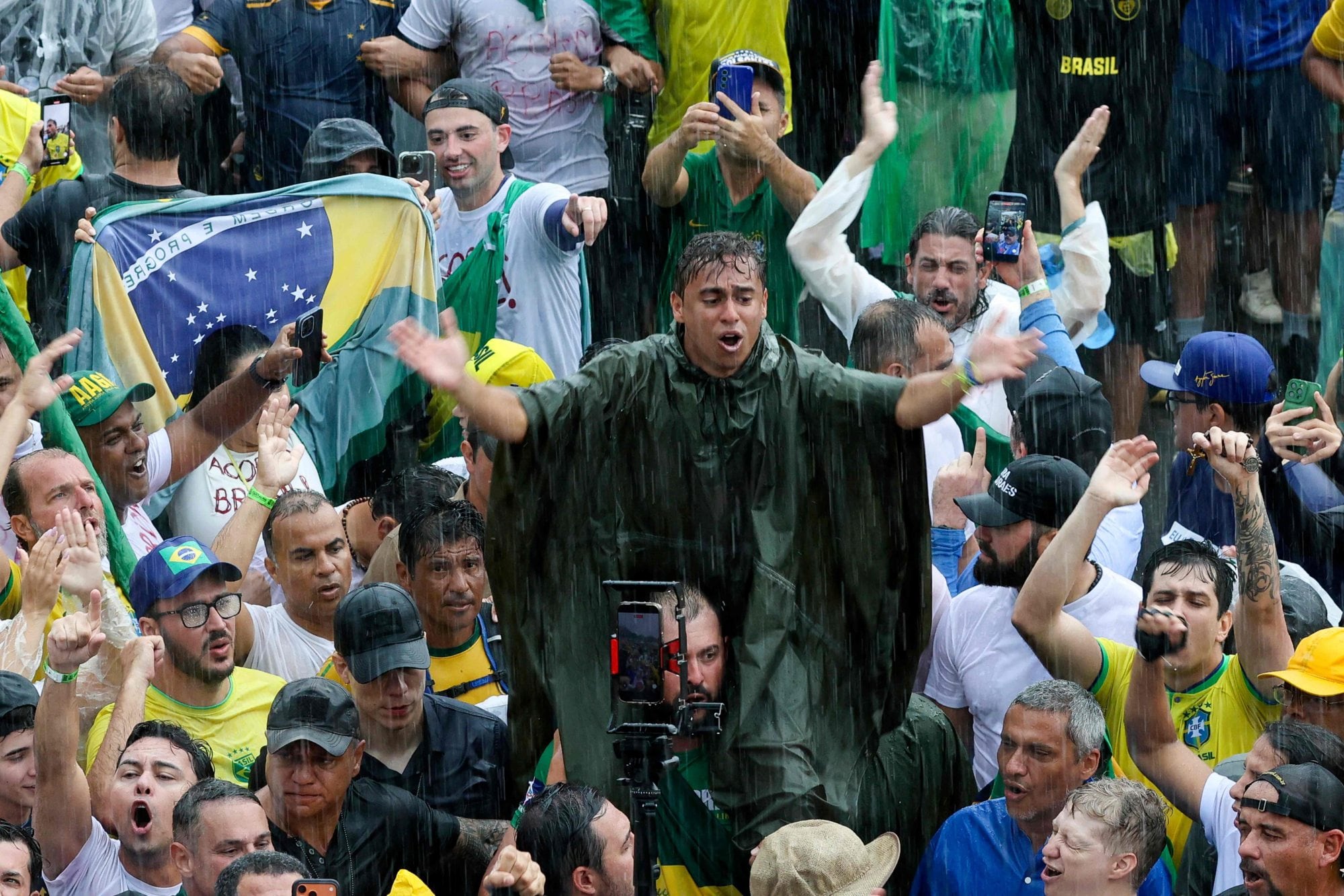 El diputado federal Nikolas Ferreira, acompañado por simpatizantes del expresidente Jair Bolsonaro, gesticula a su llegada a Brasilia, el 25 de enero de 2026, tras recorrer a pie la ruta entre Paracatu, en Minas Gerais (MG), y la capital federal, con el objetivo de llamar la atención sobre la defensa de la amnistía para Bolsonaro y los condenados por los atentados del 8 de enero de 2023.