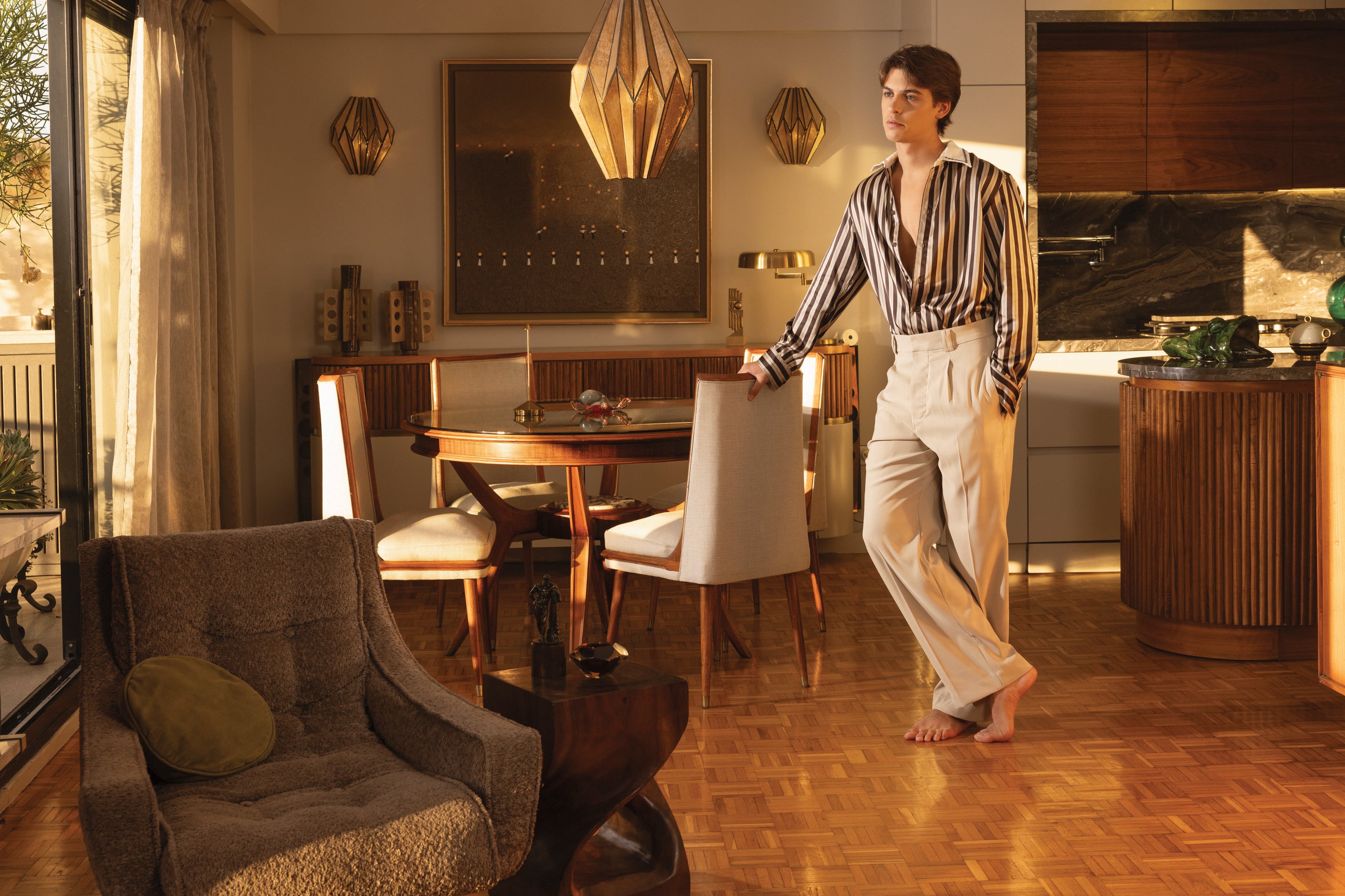 Benicio es deportista y le gusta desconectar jugando al paddle y al fútbol. “Hasta los 17 jugué al rugby y hacía natación en el colegio. Mi mamá es ex nadadora, así que todos nadamos desde chicos y nos encanta”, cuenta