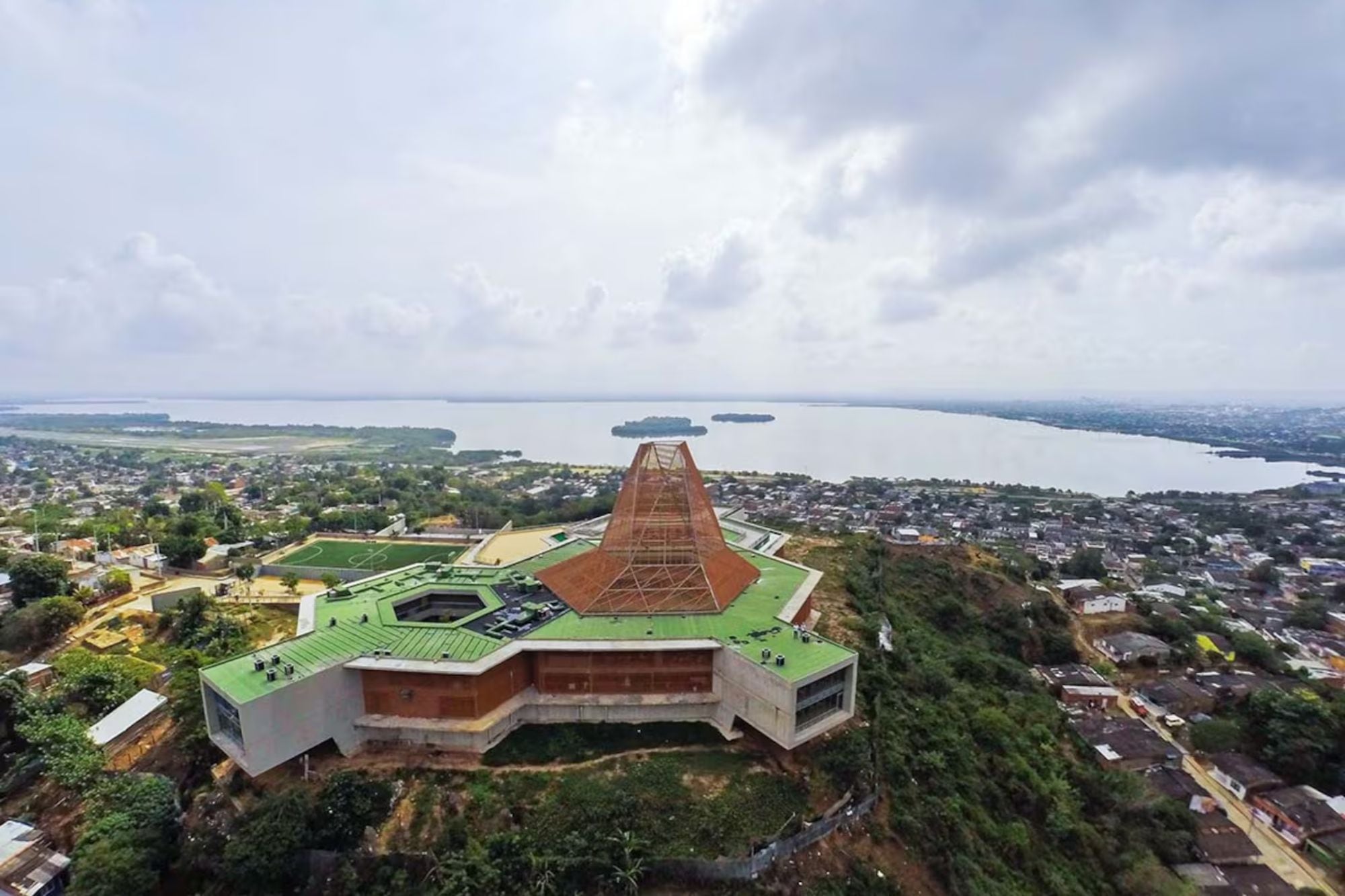 Según se reveló, Shakira aportó US$3.68 millones para la construcción del colegio