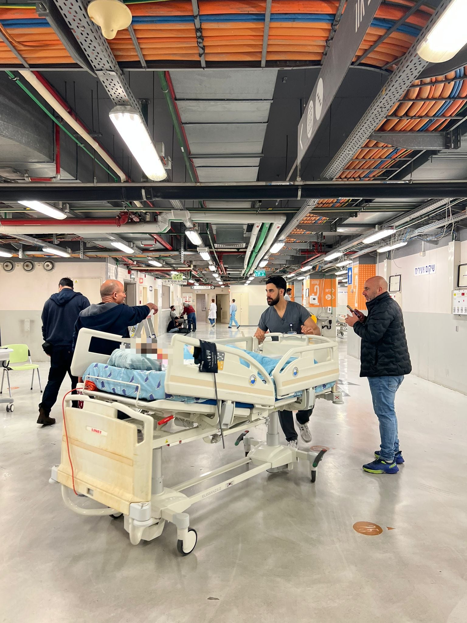 Personal del hospital Ichilov moviliza una cama pediátrica en uno de los niveles subterráneos que el centro médico habilitó para sostener la atención durante la emergencia