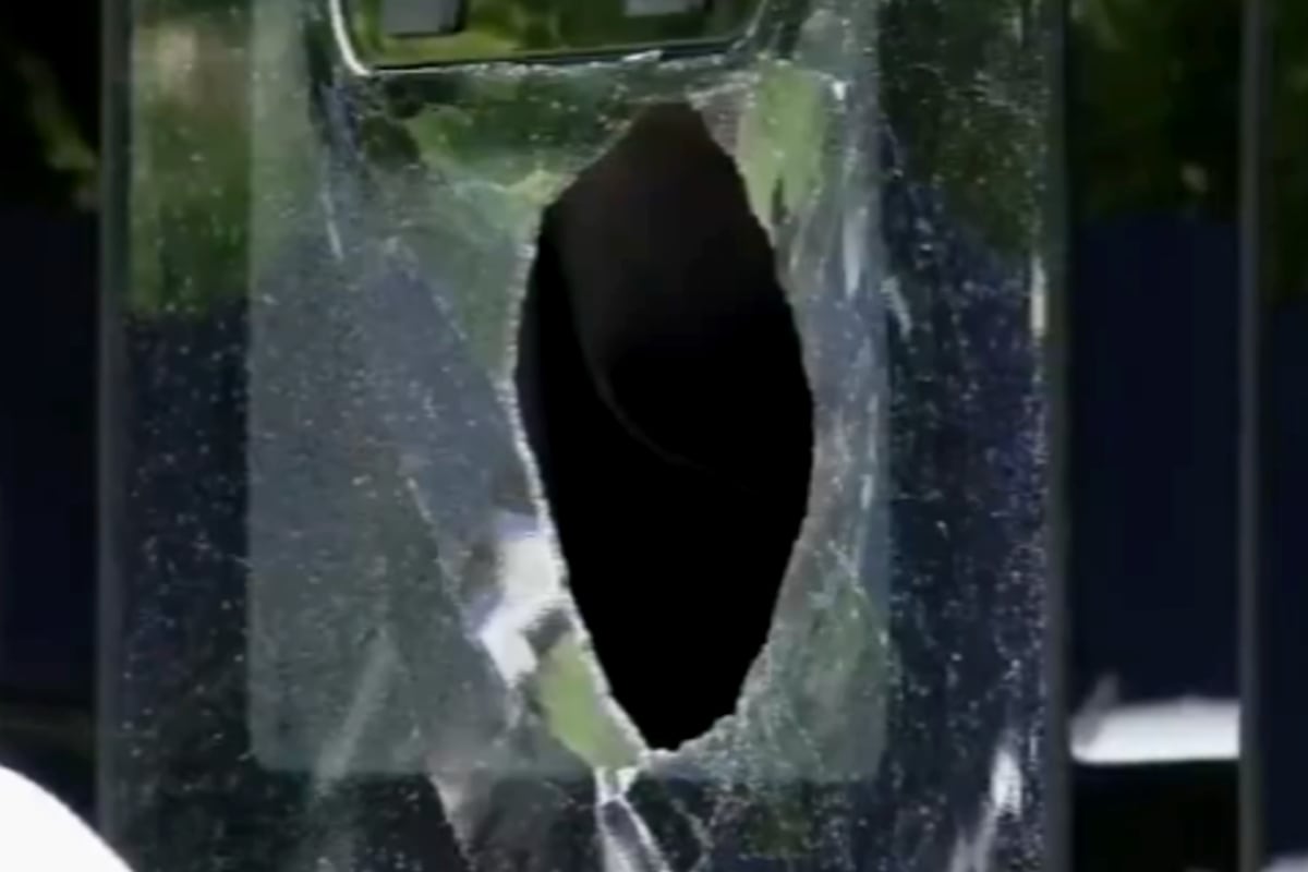 El micro de Estudiantes fue atacado a piedrazos en la previa del clásico: un integrante del plantel resultó herido