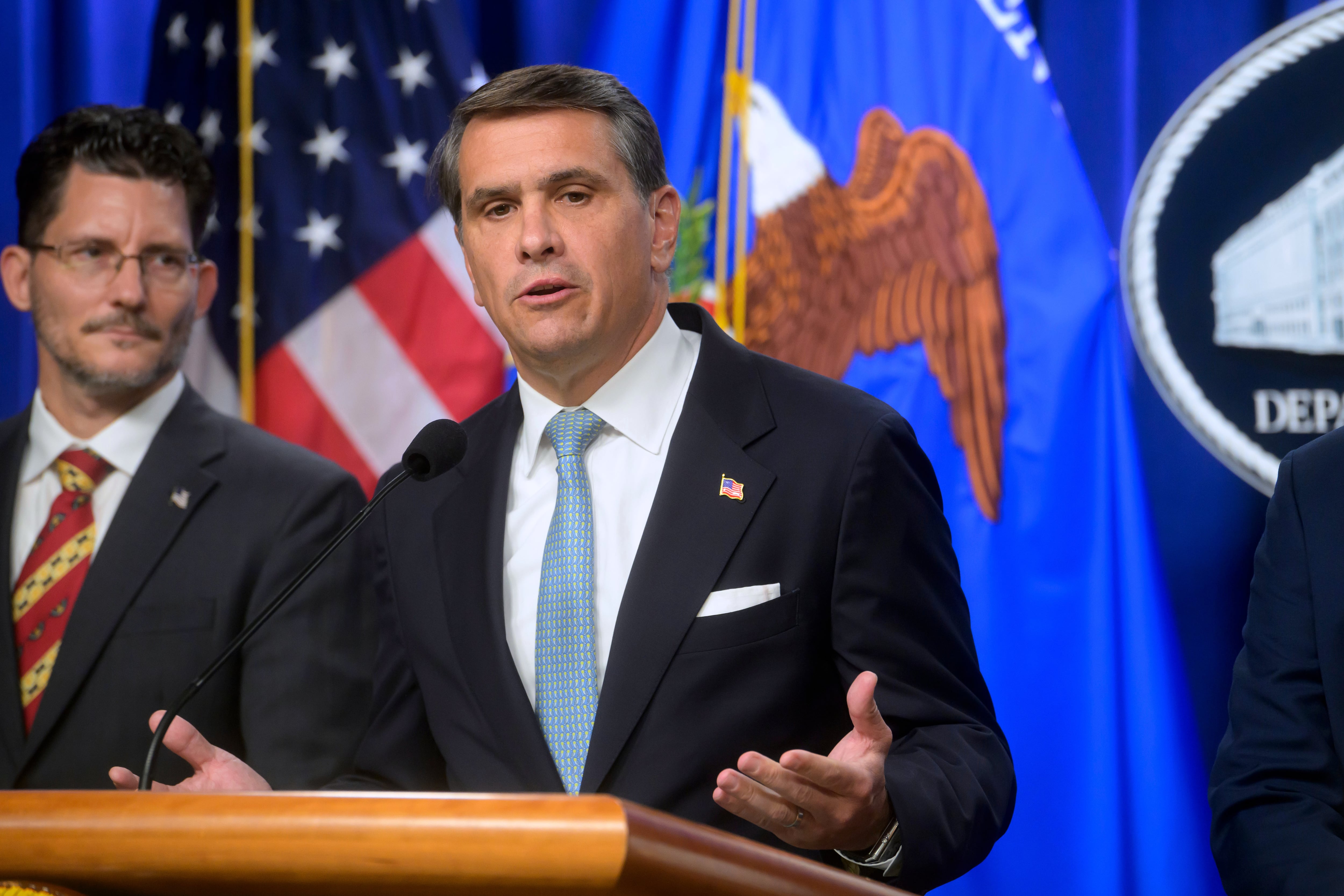 El Senado de EE.UU. confirma al exabogado personal de Trump como fiscal general