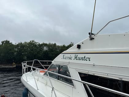 26 de agosto de 2023, Gran Bretaña, Drumnadrochit: Un barco llamado "Nessie Hunter" está anclado en el lago Ness. El sábado comenzó en Escocia lo que se cree que es la mayor búsqueda del monstruo del Lago Ness, llamado Nessie, en décadas.