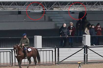 26 DE JULIO: solo habían pasado dos días desde la inauguración de la exposición, que termina este domingo, y ya se pueden ver instalados los dos dispositivos electrónicos en el lugar donde se montaría el palco una semana después.