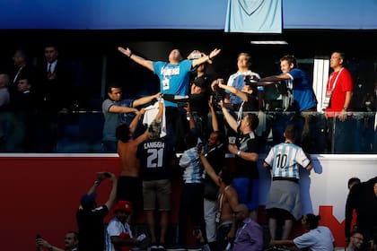 26 de junio de 2018: "Un momento fortuito en el que un rayo de luz ilumina a Diego mientras asistía a un partido del Mundial de Rusia 2016", acota Prowse, sobre esta imagen tomada en San Petersburgo con el "Maradona hincha de la selección".

