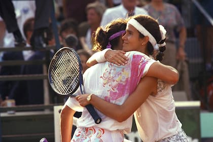 26) El sentido abrazo entre Mary Joe Fernández y Sabatini. Fue en los cuartos de final de Roland Garros 1993: la argentina estuvo 6-1, 5-1 y 40-30, pero terminó perdiendo el partido (1-6, 7-6 [4] y 10-8). Fue una de las caídas más dolorosas para Gaby.