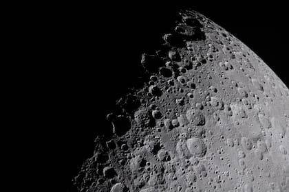 (260408) -- WASHINGTON, 8 abril, 2026 (Xinhua) -- Imagen del 6 de abril de 2026 de la Luna vista desde la nave espacial Orión. La tripulación de la misión Artemis II de la NASA, comenzó el martes la fase de regreso de su vuelo lunar de 10 días después de completar su sobrevuelo a la Luna. (Xinhua/NASA) (ah) (ra) (vf)