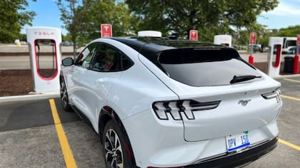 26/05/2023 Un coche cargando en uno de los supercargadores de la red de Tesla.. La compañía Ford Motor ha llegado a un acuerdo con Tesla para dar a sus clientes de vehículos eléctricos acceso a 12.000 supercargadores de la red de Tesla en Estados Unidos y Canadá, según han informado en un comunicado. ECONOMIA FORD