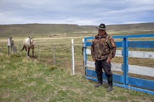 El sheriff que protege de un peligro que acecha a un pueblo patagónico de 15 habitantes
