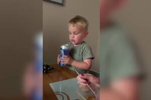 26/10/2023 Reacción de un niño de dos años al probar la cerveza por primera vez POLITICA YOUTUBE - VIDELO - DANIEL BEES