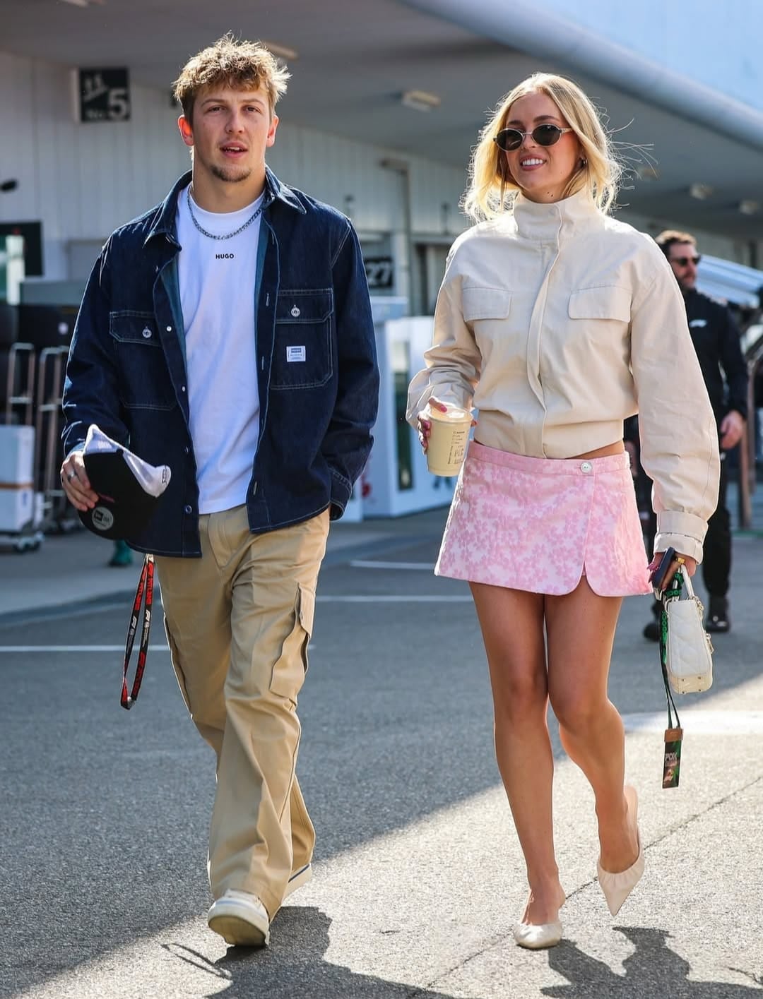 El piloto neozeolandés Liam Lawson y su novia californiana, Hannah St. John, otra de las WAG's (acrónimo que se usa para referir a