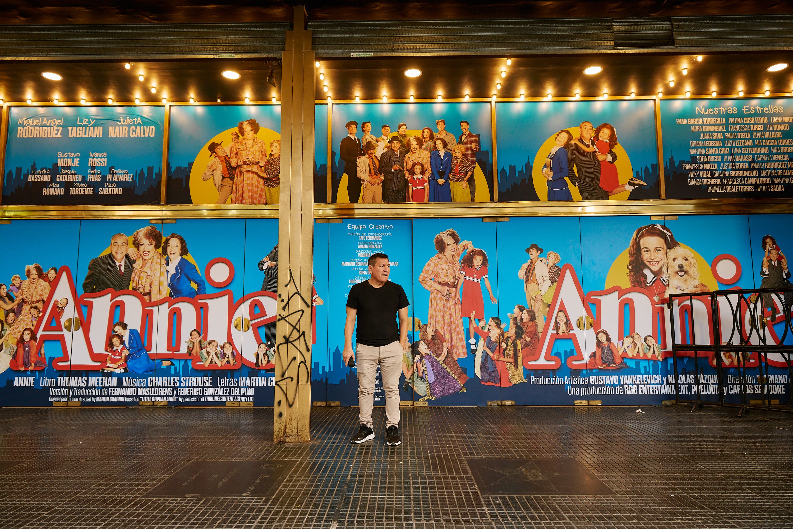 Annie, con tres actores famosos, una niña y un perro protagonizan este tanque de la avenida Corrientes