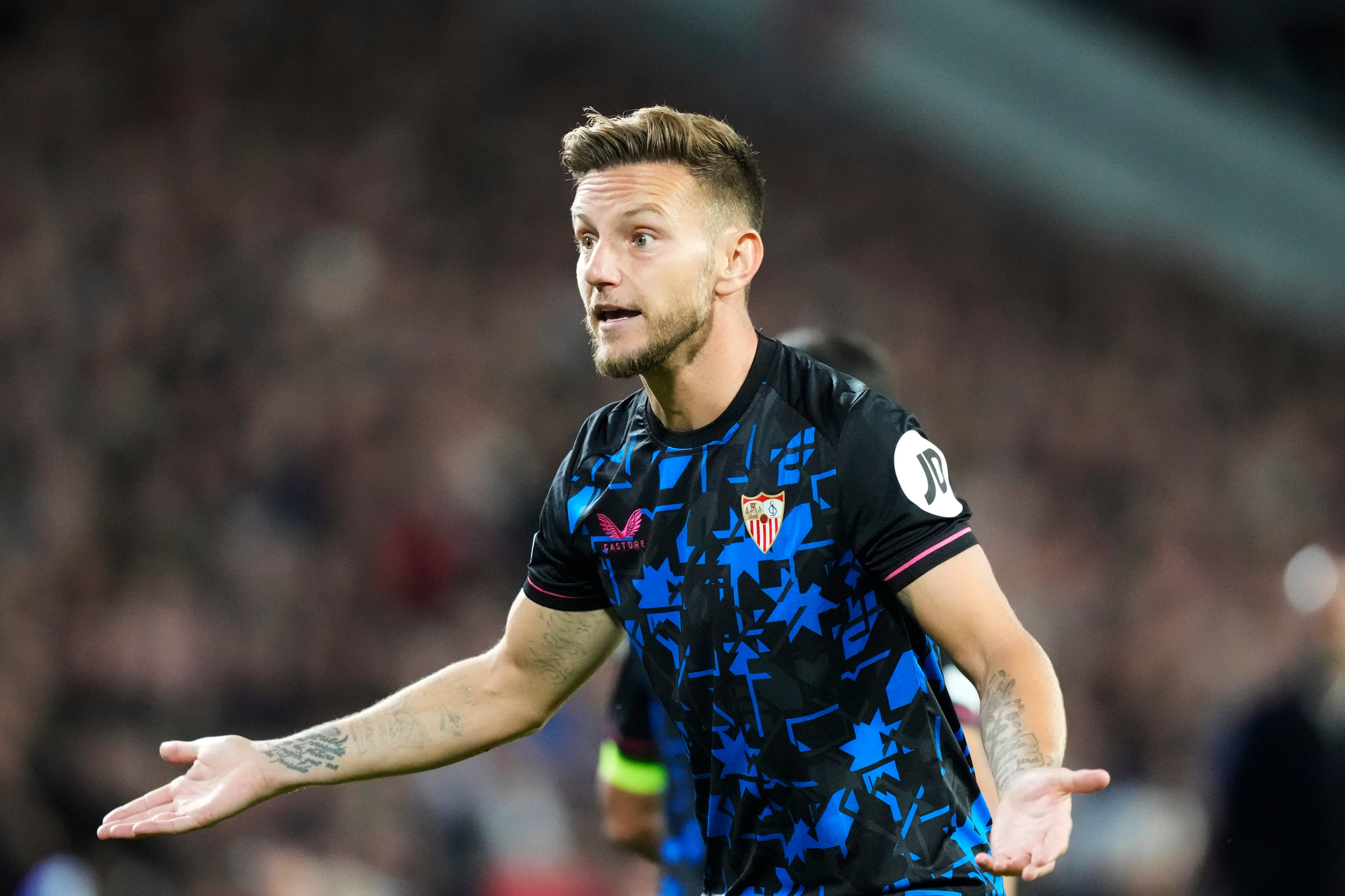 Ivan Rakitic del Sevilla durante el partido contra el PSV Eindhoven en la Liga de Campeones, el martes 3 de octubre de 2023, en Eindhoven, Holanda. (AP Foto/Peter Dejong)