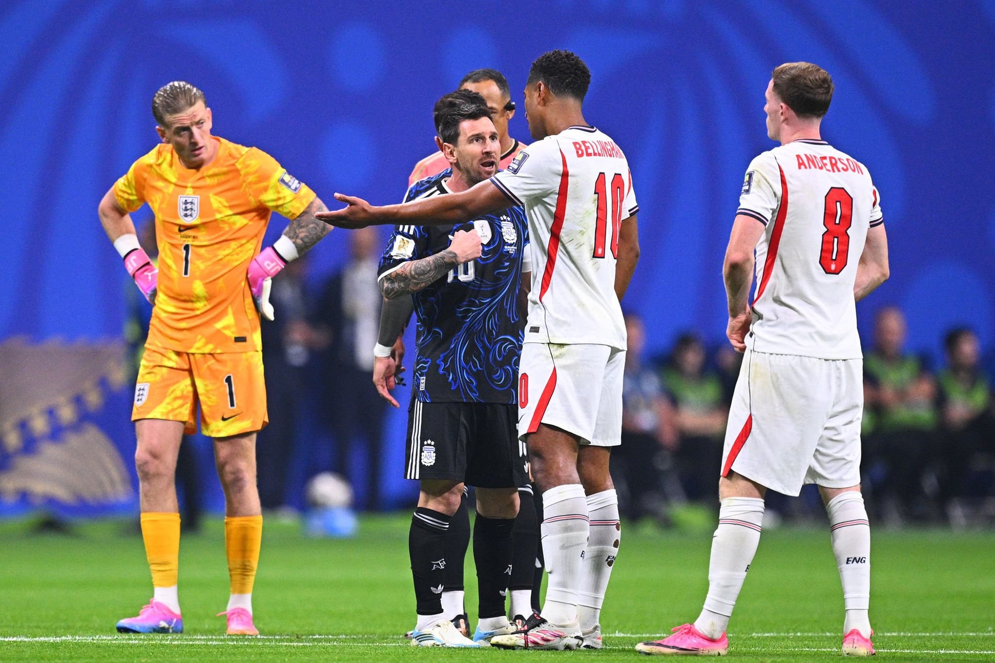 Lionel Messi discute con Jude Bellingham, el principal foco de los jugadores argentinos