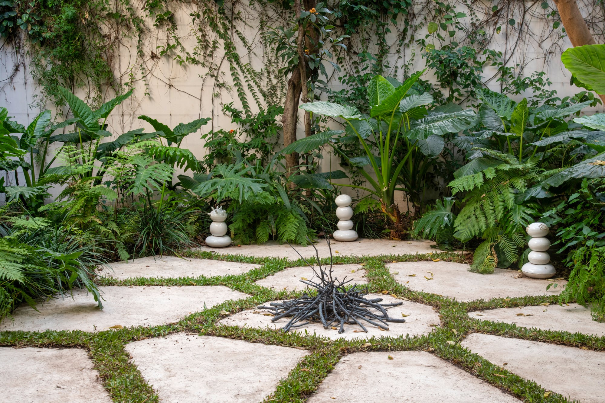 El artista Leo Battistelli trabajó para el jardín tres obras de la serie “Luminosos”. En el centro del patio, una pieza del artista Federico Colletta rodeada por las creaciones de Battistelli, que incorporan luz y arte como parte del paisaje doméstico