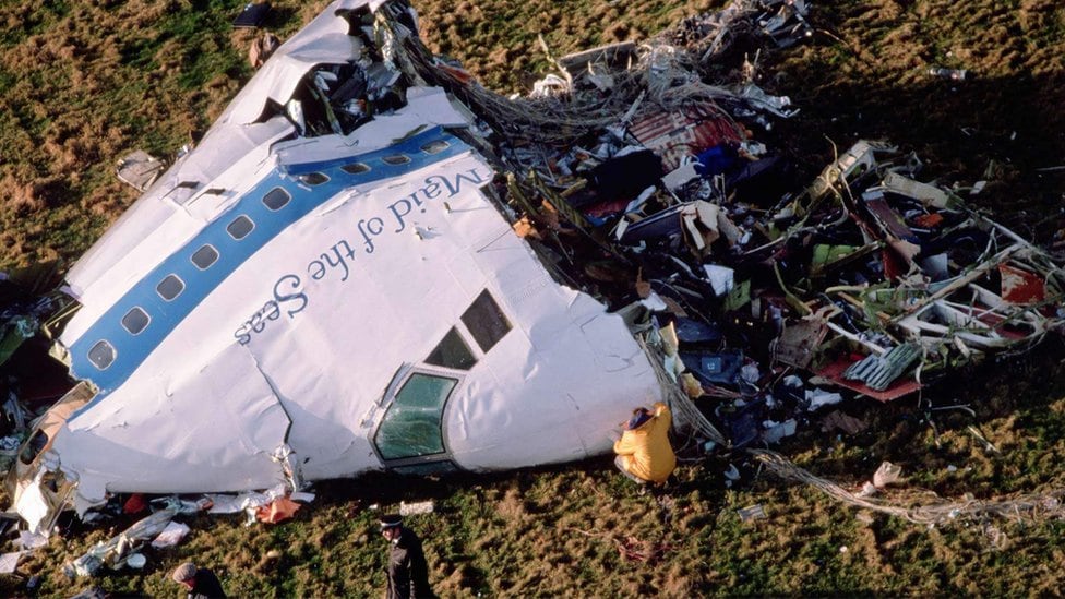El vuelo 103 de Pan Am que sufrió un atentado terrorista, cayó sobre un pueblo escocés y mató a 270 personas
