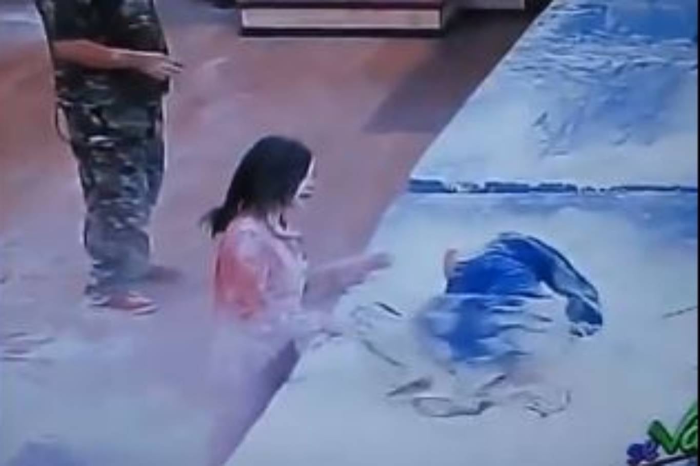 La participante de Se vale, Emma Escalante, yace sobre la colchoneta retorcida de dolor luego de haber caído de la tirolesa