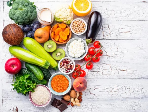 Consumir alimentos ricos en vitamina C ayuda a fortalecer las defensas del organismo.