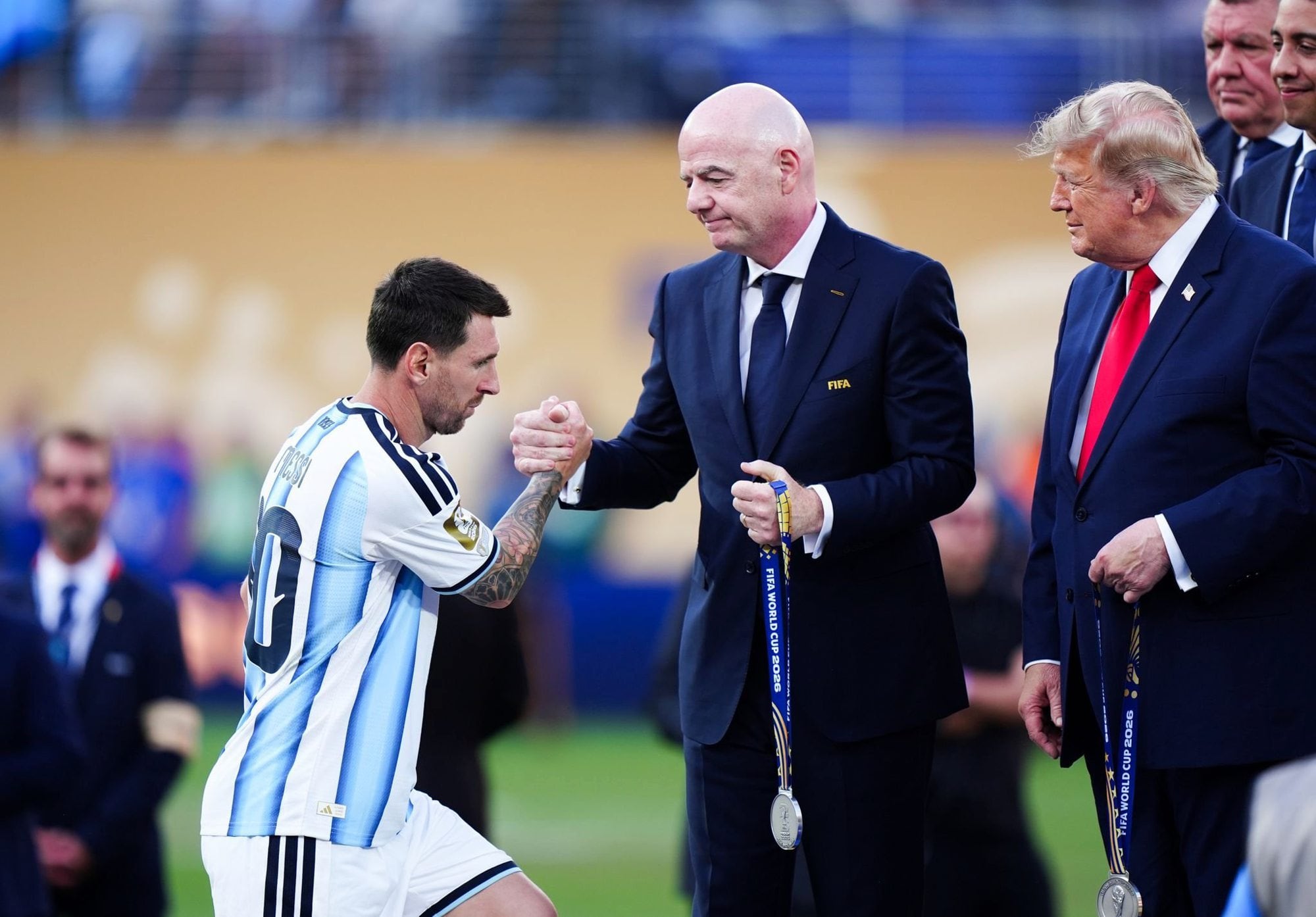 El presidente de la FIFA, Gianni Infantino, y el presidente de Estados Unidos, Donald Trump, condecoran a Lionel Messi por el subcampeonato de la selección argentina