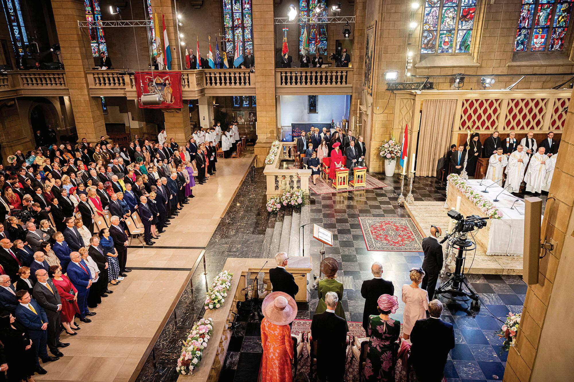 El domingo 5, la pareja coronó tres días de festejos con una misa Te Deum en la catedral de NotreDame de la capital, celebrada por el cardenal Jean-Claude Hollerich