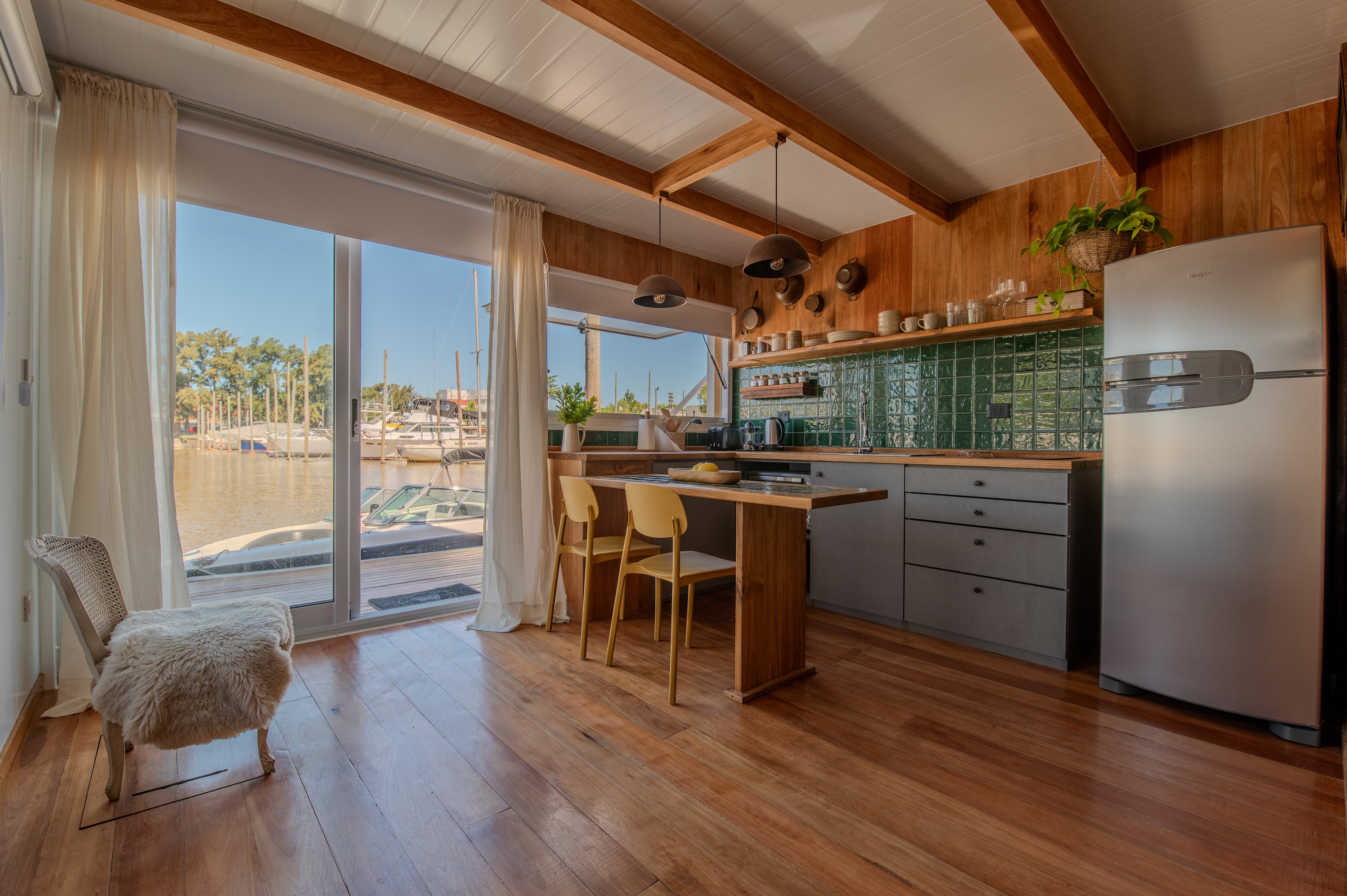 Las casas están muy bien equipadas: cocina completa, parrilla, Smart TV e internet satelital, y en la mayoría de los casos también jacuzzi privado, así como aire acondicionado, calefacción y mantas para los días más fríos