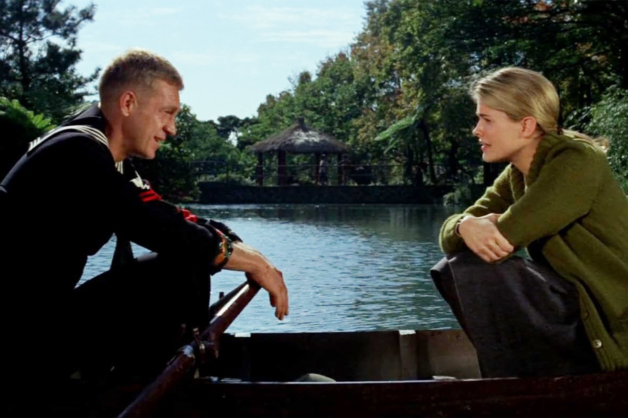 Steve McQueen y Candice Bergen en una escena de la película El Yang-Tsé en llamas, de 1966