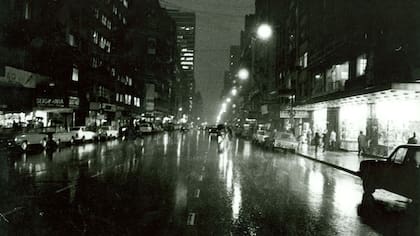 27 de agosto de 1974, Avenida Corrientes en una tarde lluviosa y oscura