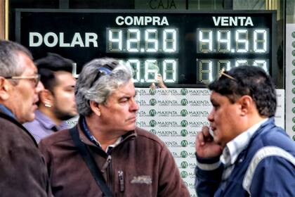 Se puede comprar dólares en una casa de cambio hasta US$ 1.000 en efectivo y US$ 10.000 por homebanking