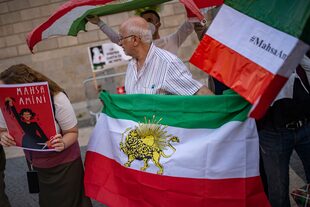 27/09/2022 Un hombre durante una concentración para defender los derechos de la mujer en Irán. POLITICA Lorena Sopêna - Europa Press