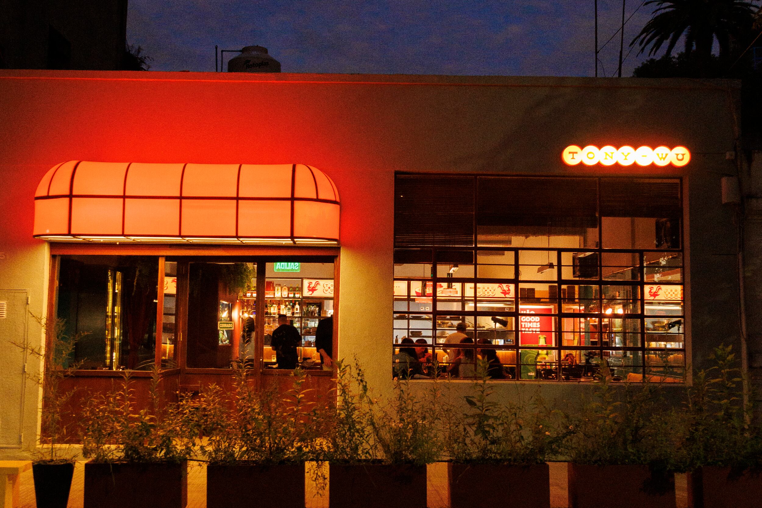 Con una iluminación casi cinematográfica, el nuevo espacio se levanta en pleno barrio de Villa Crespo.
