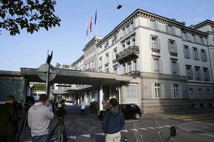 Una vista general muestra el hotel Baur au Lac en Zúrich, Suiza, 27 de mayo de 2015. Las autoridades de Zúrich lanzaron el miércoles antes del 65º Congreso de la FIFA una operación para arrestar a varios funcionarios de alto rango de la FIFA.