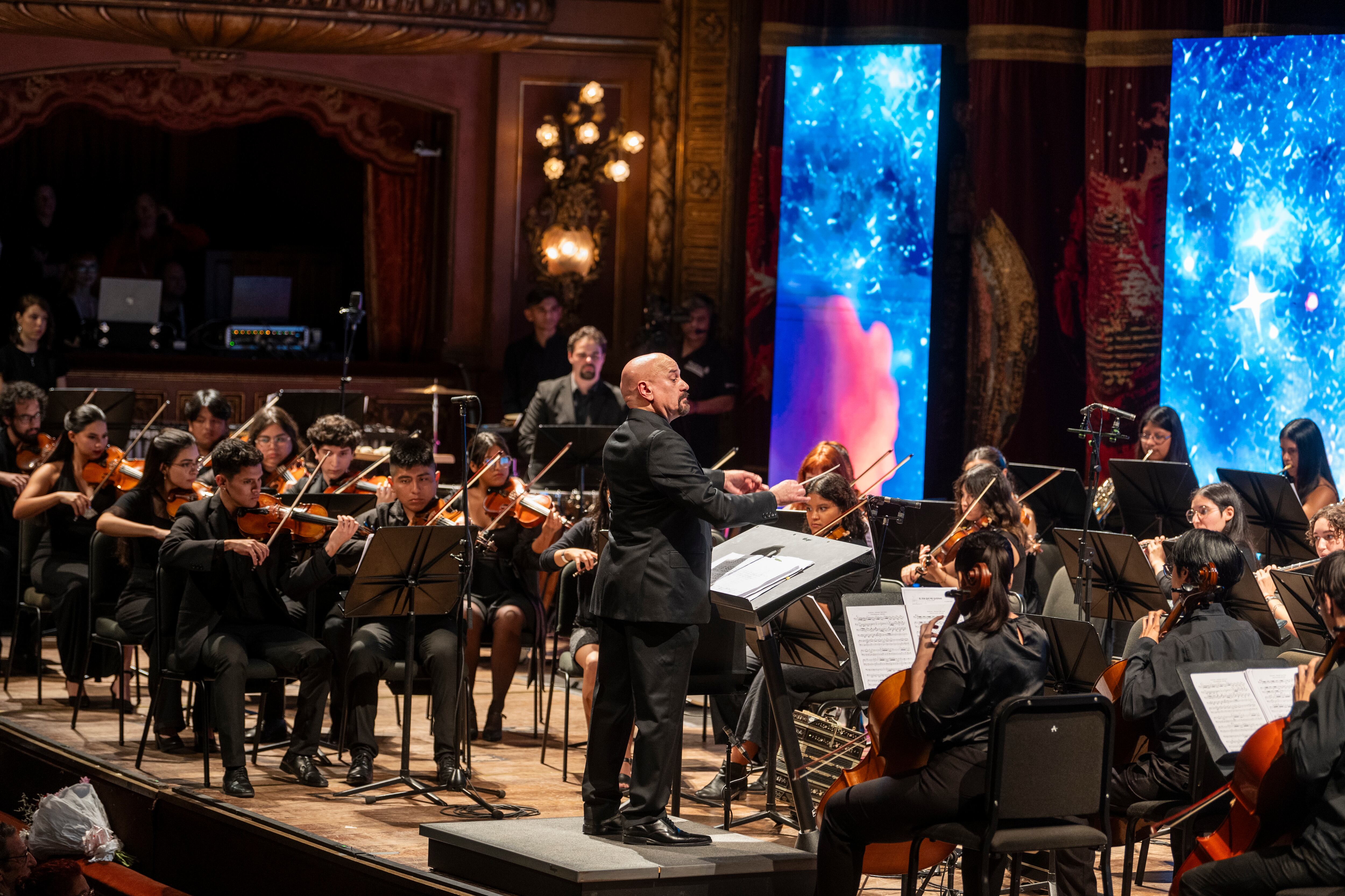 Una de las presentaciones de la Orquesta Juvenil Aeropuertos Argentina en el Teatro Colón