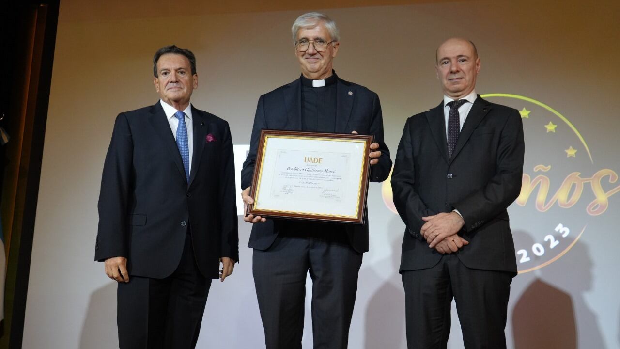 El sacerdote Guillermo Marcó fue distinguido con el título de Doctor Honoris Causa por la UADE