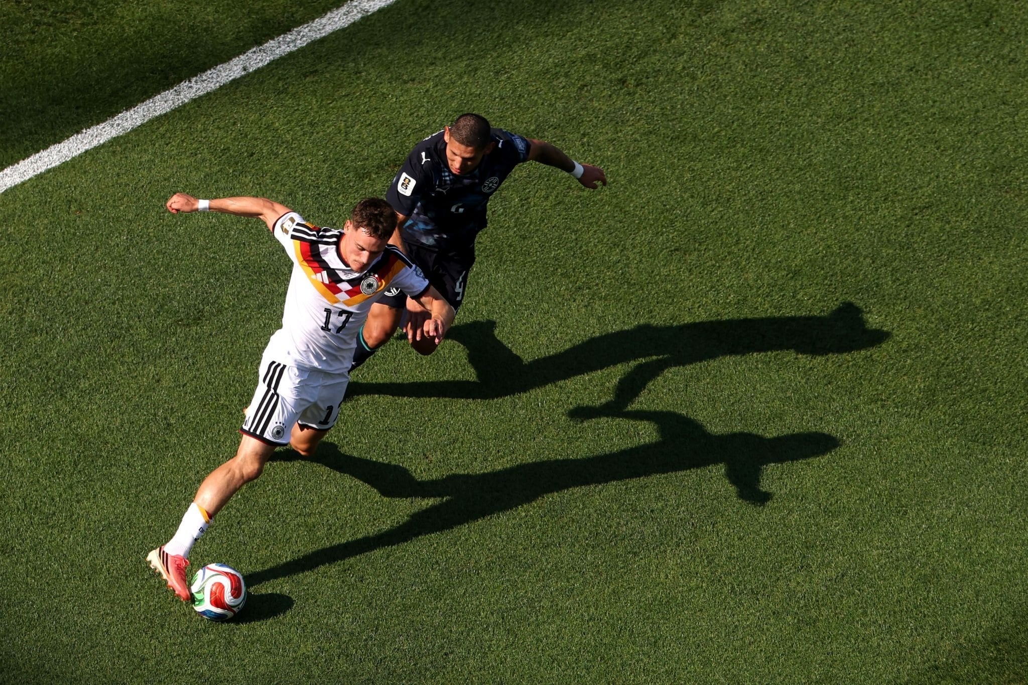 Florian Wirtz intenta una gambeta ante Juan José Cáceres y lo deja en el camino, pero Alemania se quedó afuera ante el equipo de Alfaro en el Mundial