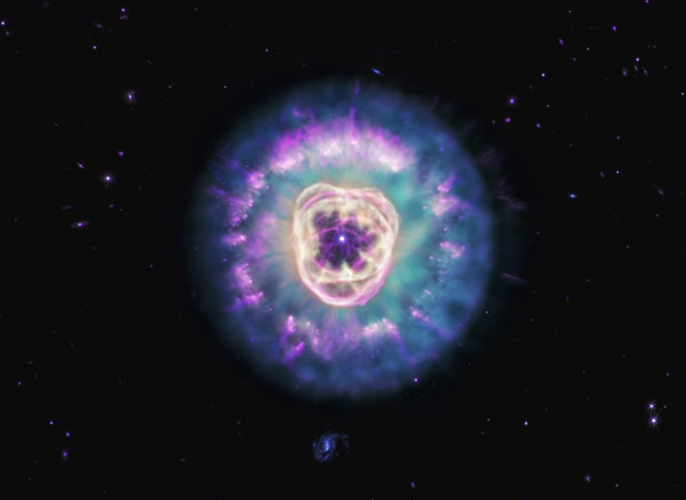 La nueva imagen de la NASA: el telescopio James Webb revela con mayor detalle la Nebulosa del León 7 Los astrónomos estiman que NGC 2392 continuará su evolución hasta dispersarse dentro de aproximadamente 10.000 años (imagen en infrarrojo)