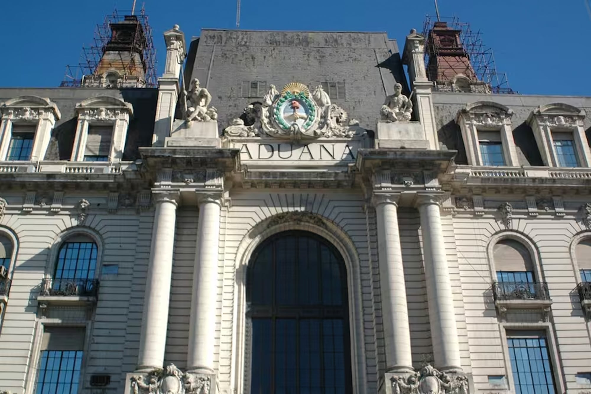 José Velis, director de la Aduana, se tomó licencia y podría no continuar al frente del organismo