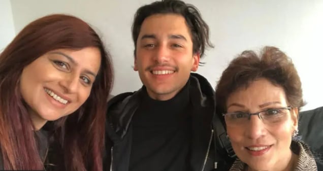 Gini (izquierda), Christopher y Anita casi 30 años después