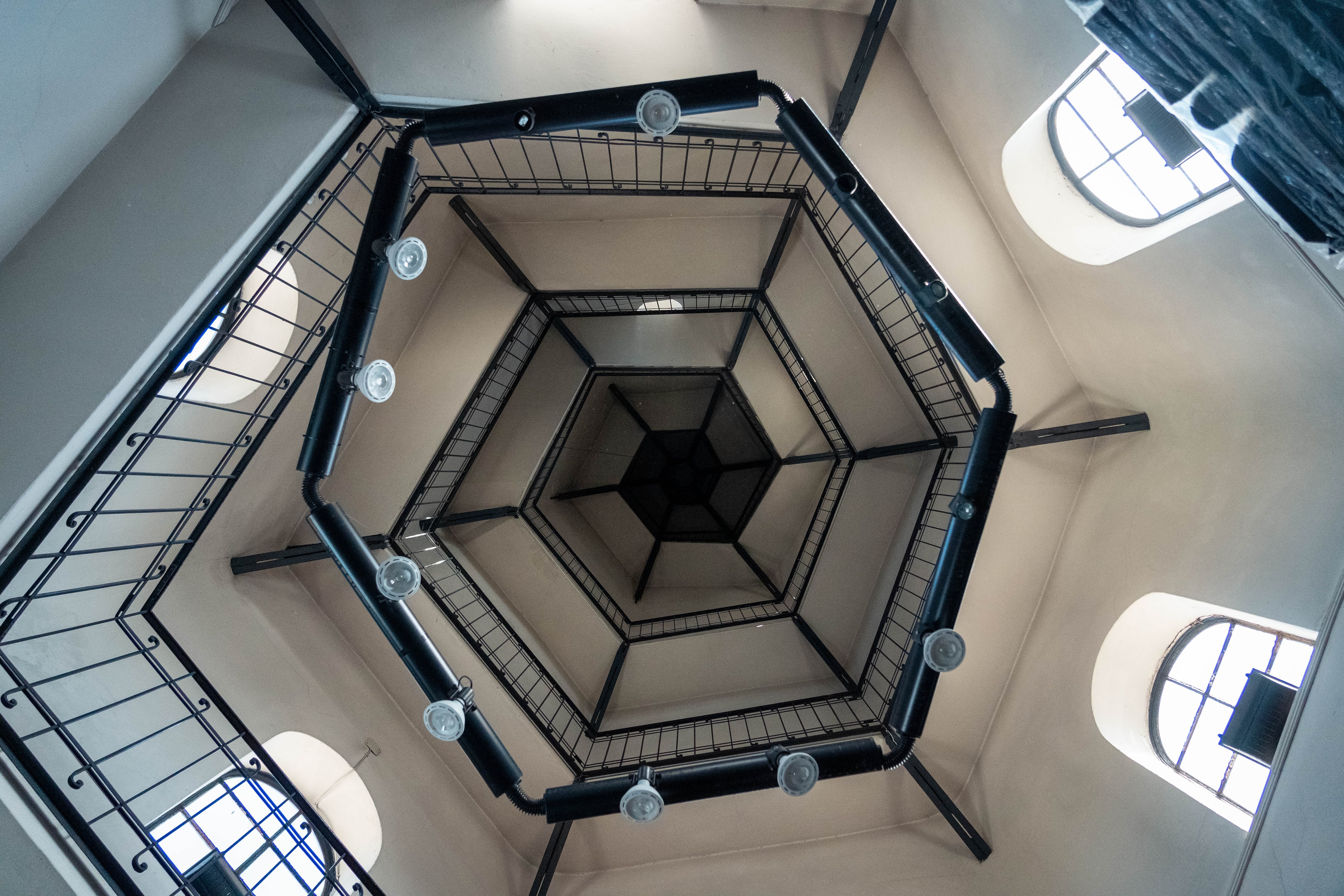 La escalera caracol con estrechos escalones permiten ascender por la cúpula