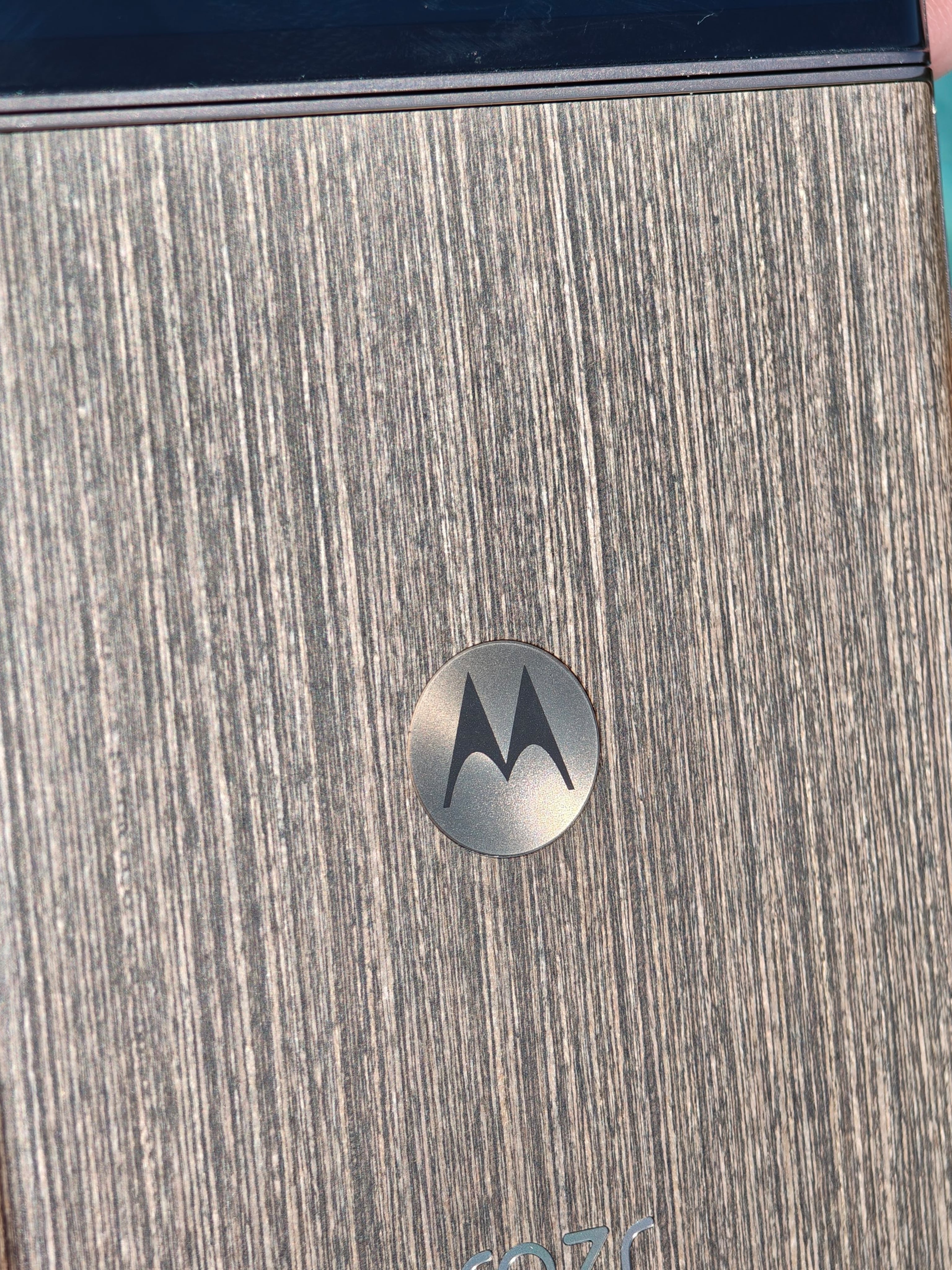 La madera es uno de los materiales elegidos por Motorola para el Razr 70 Ultra