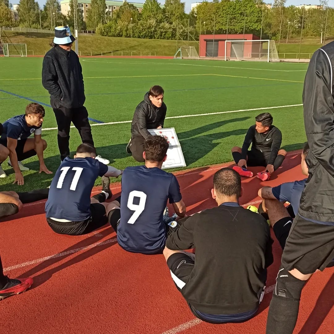 El equipo fue dirigido tácticamente por Néstor Vera (quien sostiene la pizarra) y que hoy maneja los destinos institucionales de Argentinska