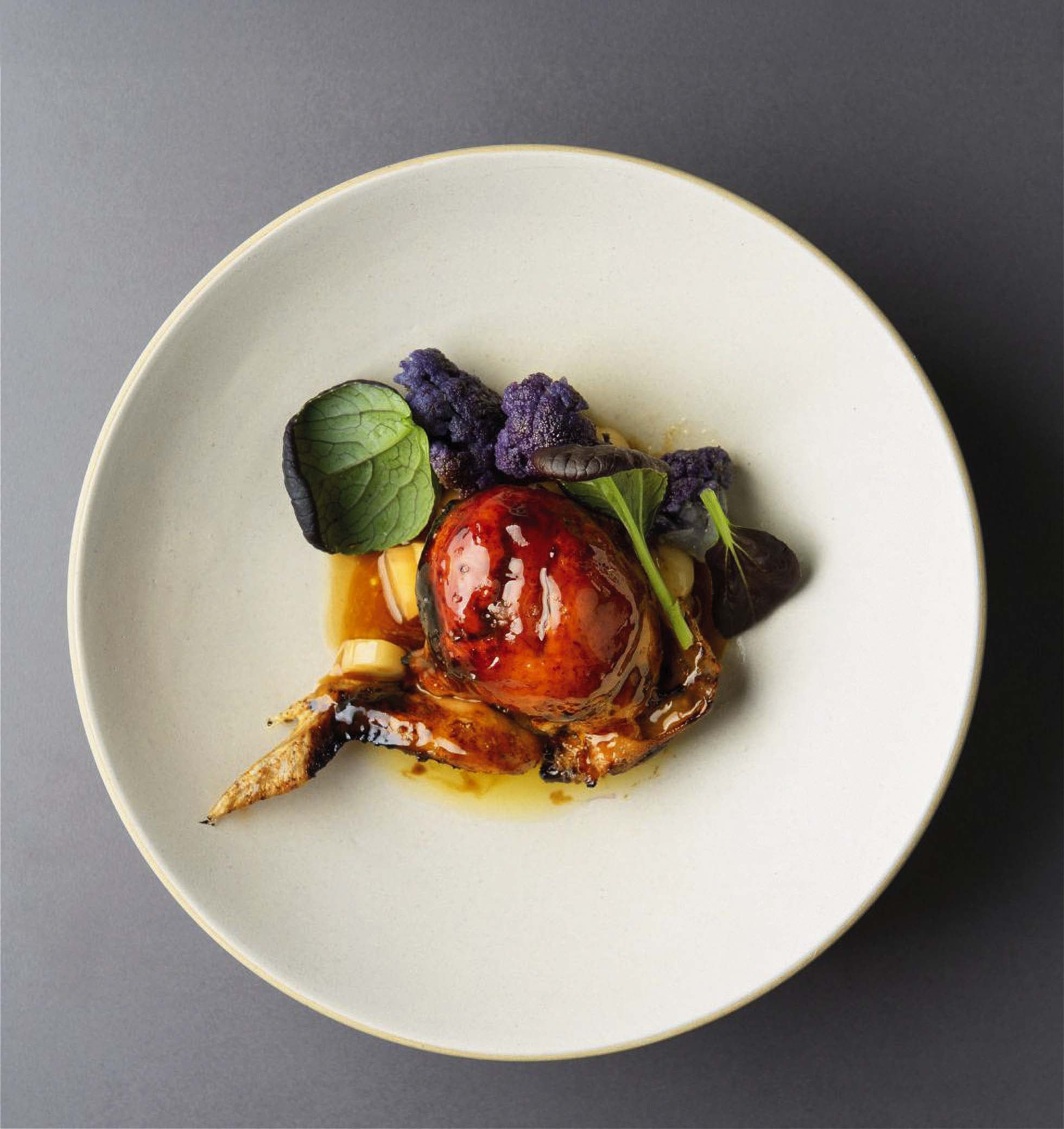 Pollo BB, piñones, coliflor púrpura y zanahoria blanca