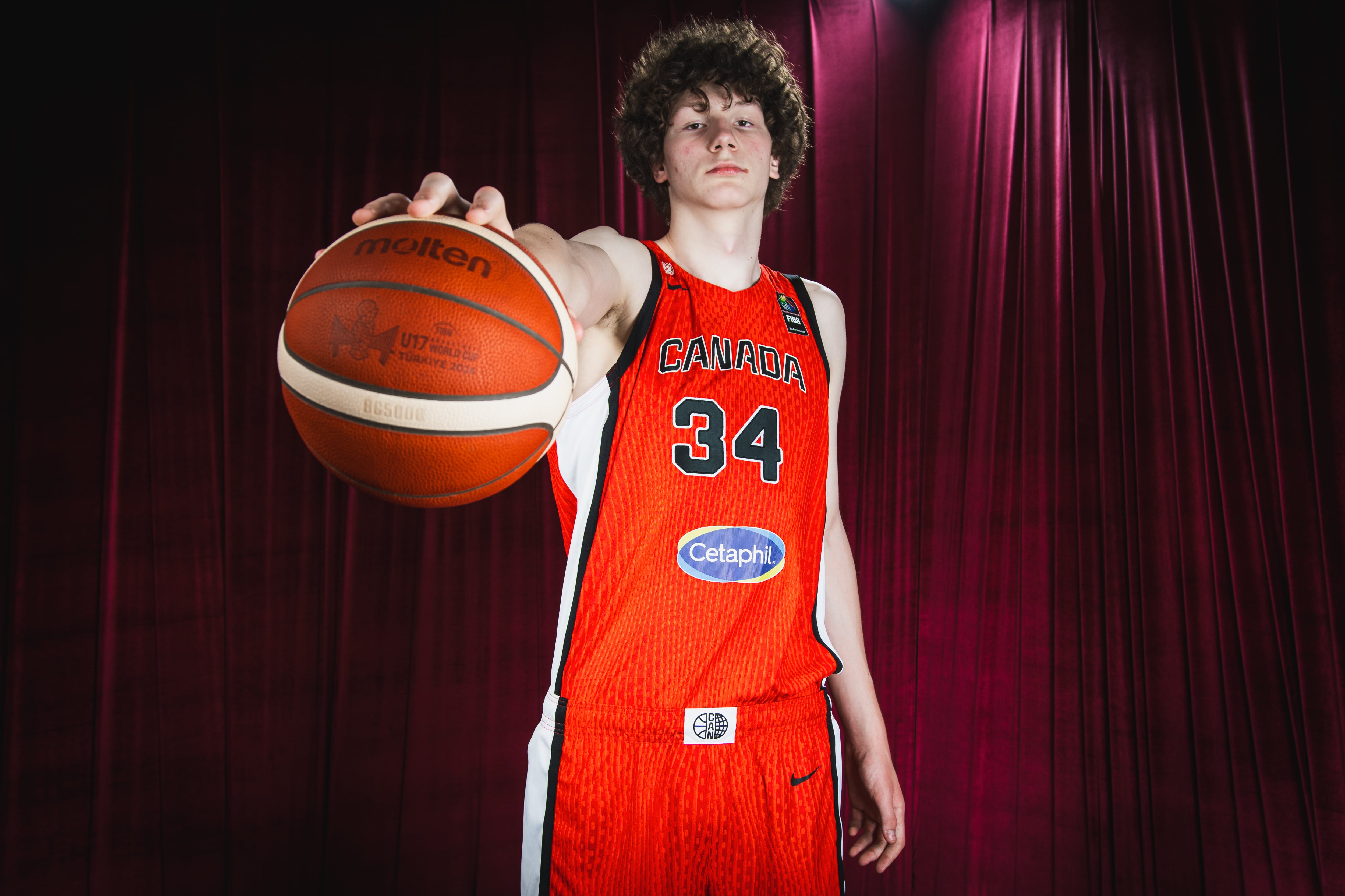 Jeremy Gohier posa con la camiseta de Canadá para el Mundial Sub 17 de la FIBA