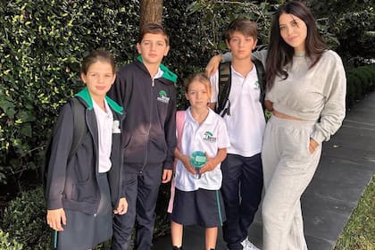 28 de agosto. La modelo y conductora posa con sus hijos Constantino, Benedicto, Francesca e Isabella el día que comenzaron las clases en
Estambul. El mayor, Valentino, vive en Buenos Aires porque está
jugando al fútbol en la Novena de River.
